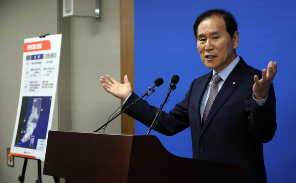 ▲ 기자 질문에 답하는 김동섭 석유공사 사장. /뉴시스