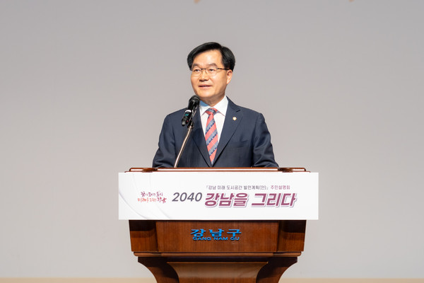 ▲ 19일 제2차 주민설명회에서 인사말을 하고 있는 한윤수 운영위원장.