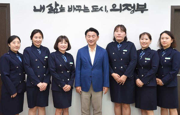 ▲ 김동근 의정부시장이 교통안전 간담회에서 녹색어머니연합회 임원진과 기념사진을 찍고 있다.