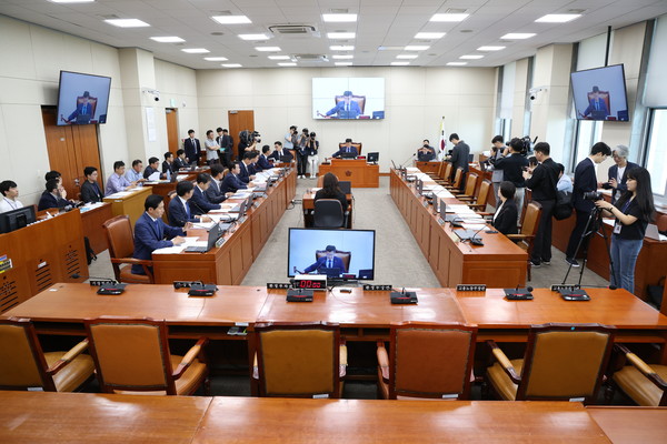 ▲ 안호영 국회 환경노동위원장이 20일 서울 여의도 국회에서 열린 제2차 환노위 전체회의를 주재하고 있다. /뉴시스