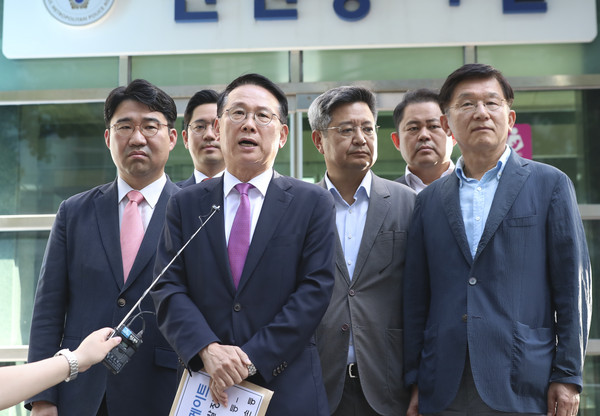 ▲ 서울경찰청 앞에 모인 여당 미디어정책 특위와 가짜뉴스·괴담방지 특위. /뉴시스