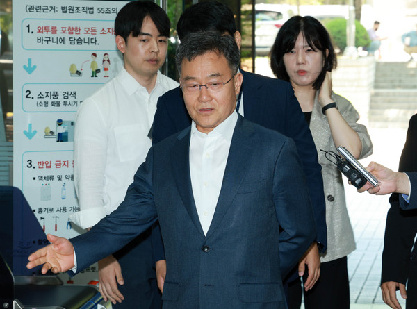 ▲ 대장동 사건과 관련해 '허위 인터뷰 의혹'을 받는 화천대유자산관리 대주주 김만배 씨가 20일 오전 서울 서초구 서울중앙지법에서 열린 구속전 피의자 심문을 받기 위해 법정으로 들어가고 있다.