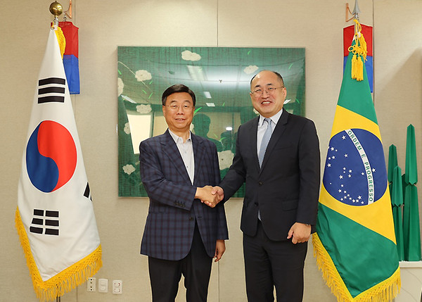 ▲ 신상진 성남시장(왼쪽) 브라질 상파울루 대한민국 총영사관에서 황인상 상파울루 한국 총영사(오른쪽)와 기념사진을 찍고 있다.