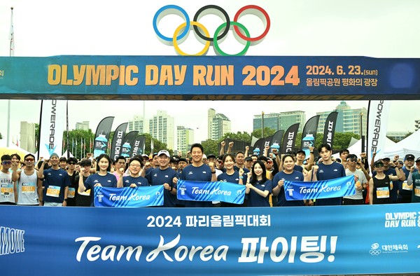 ▲ 오세훈 서울시장이 ‘올림픽데이런 2024’에 참석해 ‘2024 파리올림픽’ 대한민국 선수들의 선전을 기원하며 기념사진을 촬영하고 있다.