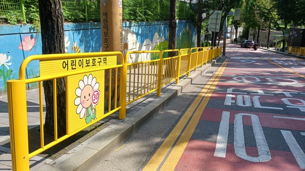 ▲ 동작구 행림초등학교 앞 어린이보호구역에 노란색 방호울타리가 설치된 모습.
