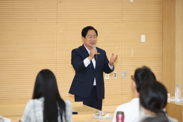 ▲ 주광덕 남양주시장이 '상상THE이상 정비사업 아카데미' 수료식에서 인사말을 하고 있다.