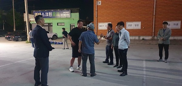 ▲ 김경일 파주시장이 대북전단 관계자에 항의를 하고 있다.