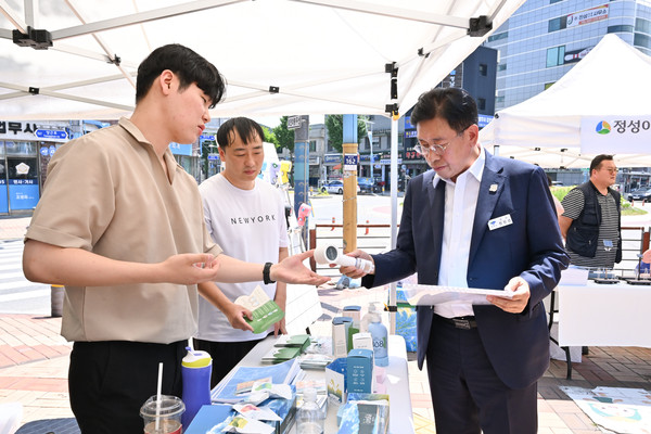 ▲ 홍보부스 참관하는 전진선 양평군수.