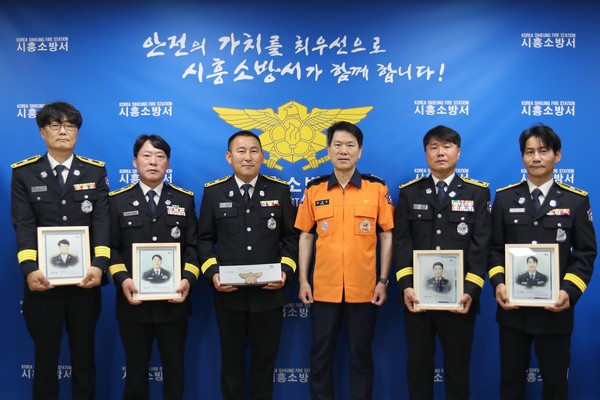 ▲ (왼쪽부터) 문대영 소방위, 최성룡 소방위, 유근충 소방위, 홍성길 시흥소방서장, 장정일 소방경, 안재혁 소방위.