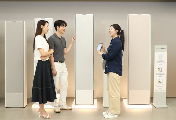 ▲ 삼성스토어 서초에서 매니저가 소비자들에게 '비스포크 AI 무풍 갤러리'를 안내하고 있다. (사진=삼성전자)