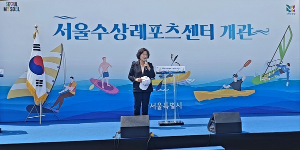 ▲ 수상레포츠센터 개관식 참석해 인사말하는 봉양순 위원장.