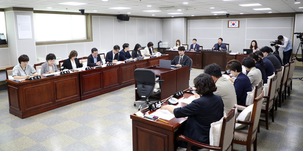 ▲ 수원시의회 예결특위 심사 모습.