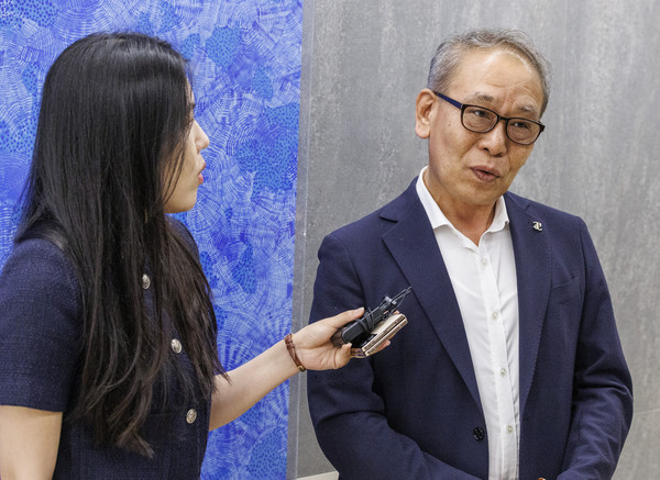 ▲ 임정혁 올바른 의료를 위한 특별위원회 공동위원장이 지난 22일 서울 용산구 대한의사협회에서 열린 올바른 의료를 위한 특별위원회의에 참석하기 전 취재진 질문에 답하고 있다.