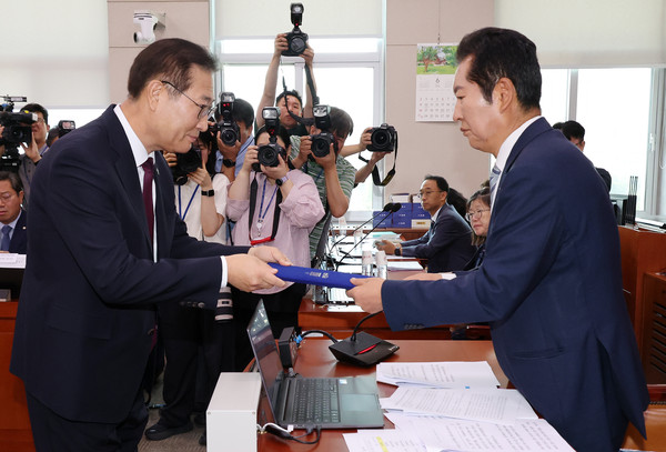 ▲ 박성재(왼쪽) 법무부 장관이 21일 오전 서울 여의도 국회에서 열린 법제사법위원회의 순직 해병 수사 방해 및 사건 은폐 등의 진상규명을 위한 특별검사의 임명 등에 관한 법률안 관련 입법청문회에서 증인선서를 한 뒤 정청래(오른쪽) 법사위원장에게 선서문을 제출하고 있다. /뉴시스