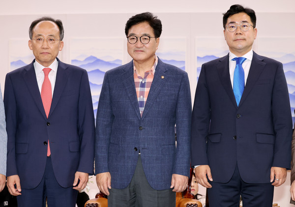 ▲ 우원식 국회의장과 여야 원내대표가 23일 오후 서울 여의도 국회 의장실에서 원 구성 관련 회동에 앞서 기념촬영을 하고 있다. 왼쪽부터 국민의힘 추경호 원내대표, 우 의장, 더불어민주당 박찬대 원내대표. /뉴시스