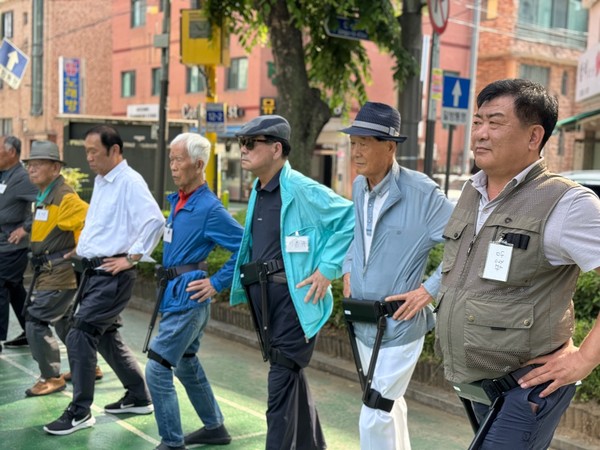 ▲ 용인특례시가 진행 중인 '슬기로운 new 실버생활' 교육에 참여한 어르신들의 모습.