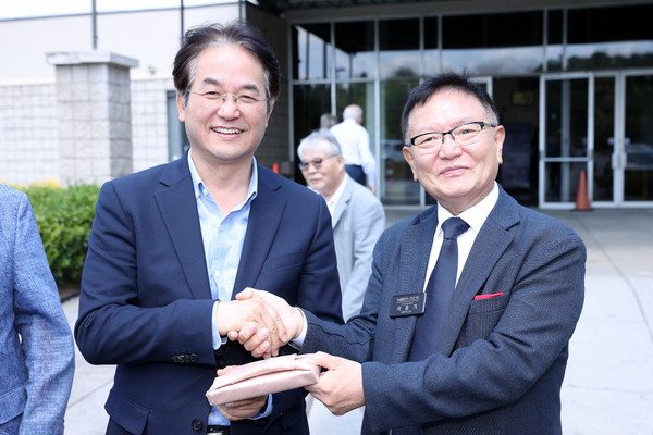 ▲ 이동환 고양특례시장(왼쪽)과 이홍기 애틀란타 한인회장(오른쪽).
