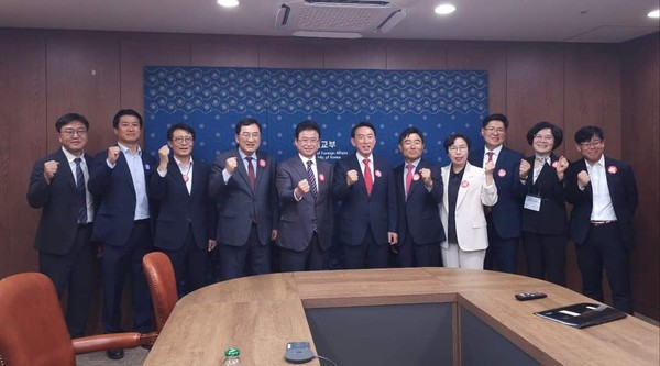 ▲ 주낙영 경주시장(왼쪽 네번째)을 비롯해 이철우 경북지사 김석기 국회의원 등이 PT발표전 필승 퍼포먼스를 하고 있다.