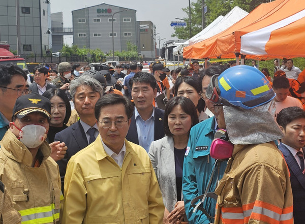 ▲ 화성시 일차전지 제조업체 화재 긴급 방문한 경환위 의원들.
