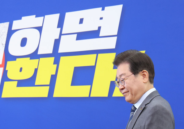 ▲ 사퇴 기자회견 위해 회의장 들어서는 이재명 대표. /뉴시스