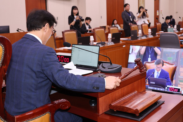 ▲ 전재수 국회 문화체육관광위원장이 24일 오전 서울 여의도 국회에서 열린 문화체육관광위원회 전체회의에서 의사봉을 두드리고 있다. /뉴시스