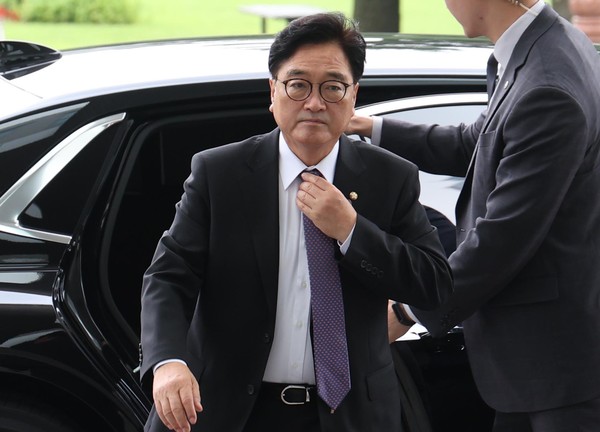 ▲ 우원식 국회의장이 24일 오전 서울 여의도 국회 의원회관에 들어서고 있다. /뉴시스
