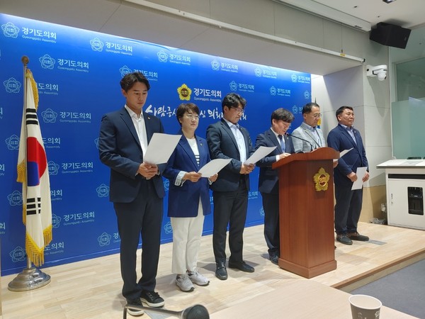 ▲ 퇴임 기자회견 진행하는 남종섭 대표.