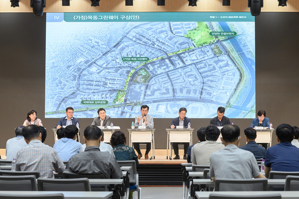 ▲ 지난해 8월 주민설명회에서 질의응답 후 주민에게 관련 내용을 설명 중인 이기재 양천구청장.