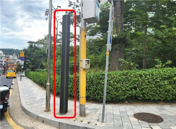 ▲ 동작구가 쾌적한 생활환경을 조성하고자 하수악취 저감사업을 추진한다. 사진은 사당동 인근에 설치된 '지주형 흡착분해식 악취저감장치' 모습.