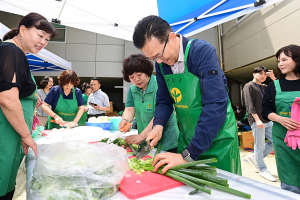 ▲ 연수구새마을회 '희망자람 계절김치 나누기' 행사에 참석한 이재호 연수구청장.
