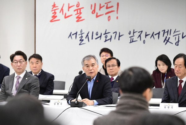 ▲ 서울형 저출생 모델 제안하는 김현기 의장.