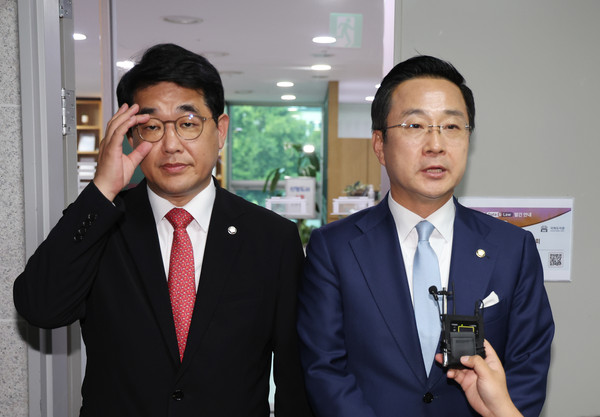 ▲ 국민의힘 배준영(왼쪽) 원내수석부대표와 박성준 더불어민주당 원내수석부대표가 20일 서울 여의도 국회 의원회관에서 회동 후 결과를 밝히고 있다. /뉴시스