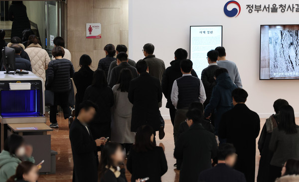 ▲ 지난해 11월 14일 서울 종로구 정부서울청사에서 공무원들이 점심 식사를 위해 청사를 나서고 있는 모습.