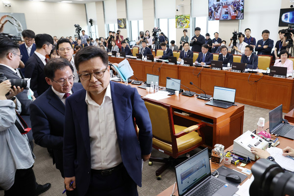 ▲ 김장겸 국민의힘 국회 과학기술정보방송통신위원회 위원이 25일 오후 서울 여의도 국회에서 열린 과학기술정보방송통신위원회 전체회의에서 최민희 위원장의 회의 진행에 항의하며 퇴장하고 있다. /뉴시스