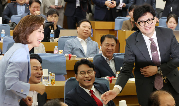 ▲ 인사 나누는 국민의힘 당권 주자들. /뉴시스