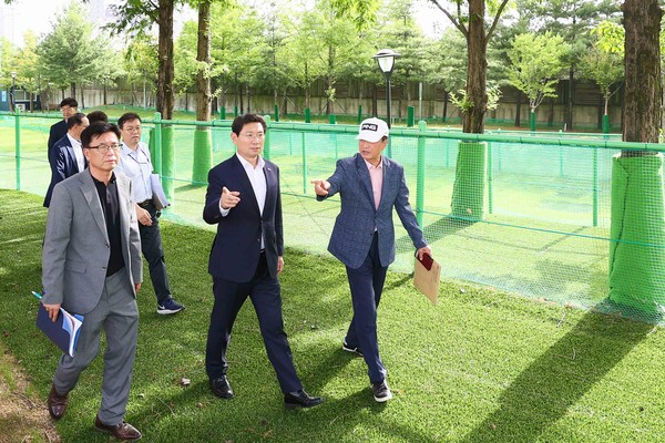 ▲ 수지아르피아 파크골프장 현장에 방문한 이상일 용인특례시장.
