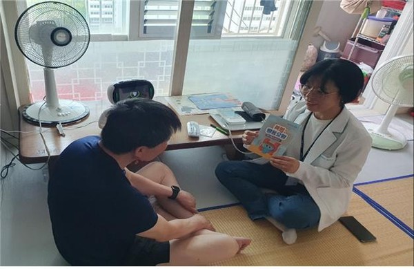▲ 구리시 관내 취약계층 어르신 가정방문 실시 모습.