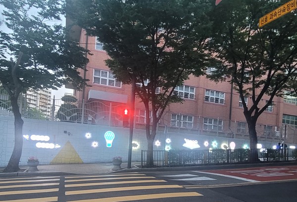 ▲ 새말초등학교 LED 벽화.
