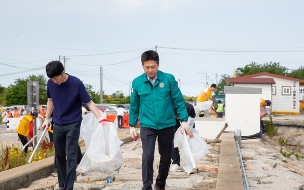 ▲ 김정헌 인천중구청장이 삼목항 합동 환경정화활동을 실시하고 있다.