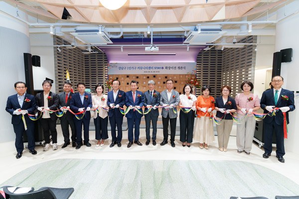 ▲ 개관식에 참석한 강남구의회 의원들이 기념촬영을 하고 있다.