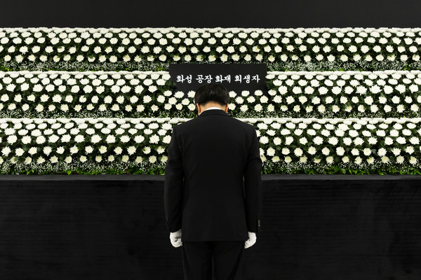 ▲ 26일 오전 경기도청 1층 로비에 설치된 화성 공장 화재 희생자 합동분향소에서 김동연 경기도지사가 참배를 하고 있다.