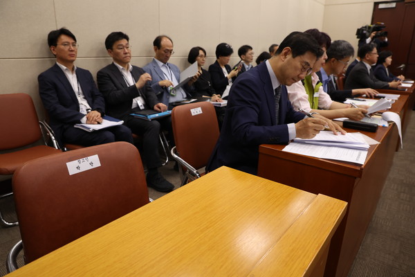 ▲ 26일 서울 여의도 국회에서 열린 제3차 보건복지위원회 의료계 비상상황 관련 청문회에서 박단 대한전공의협의회 비대위원장의 참고인석이 비어 있다.