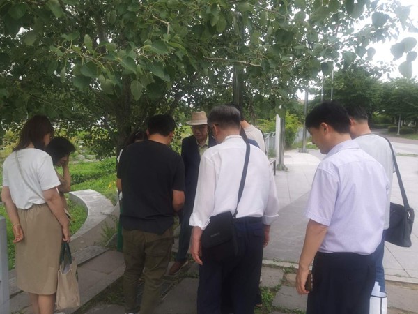 ▲ 광명시 시민감사관들이 우기에 대비한 빗물받이 현장점검을 실시했다.