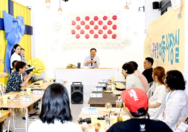 ▲ 김경일 파주시장이 '귀농귀촌인과 함께하는 귀농인 커뮤니티 이동시장실'을 진행하고 있다.