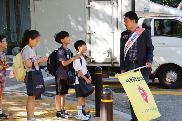 ▲ 하은호 군포시장이 교통봉사를 실시하고 있다.
