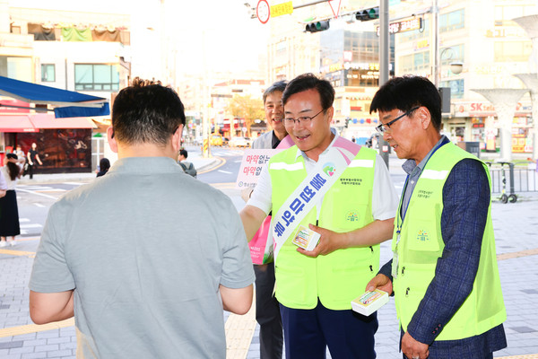 ▲ 김성제 의왕시장이 마약퇴치의 날 캠페인을 실시하고 있다.