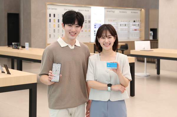 ▲ 삼성전자 모델이 KB국민카드와 협업해 출시한 IoT 신용카드를 소개하고 있다. (사진 = 삼성전자)