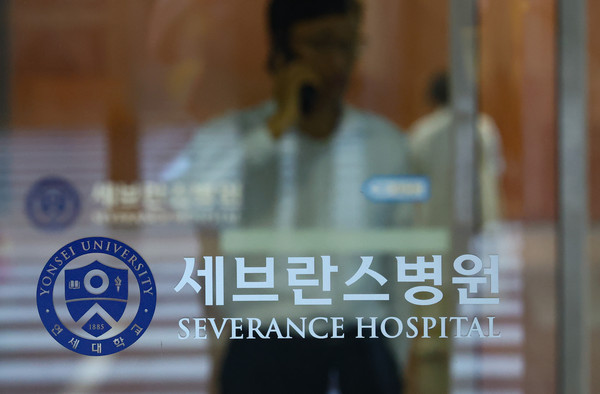 ▲ 지난 26일 오후 서울 서대문구 세브란스 병원에서 환자들이 발걸음을 옮기고 있다.