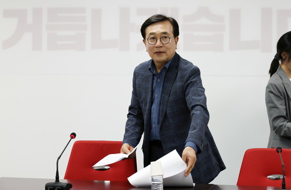 ▲ 전당대회 선관위 회의 결과 발표 마친 서병수 위원장. /뉴시스
