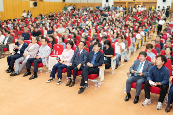 ▲ 제3차 주민설명회에 참석한 강남구의회 의원들(첫 번째 줄 좌측에서 2번째 김형대 의장).